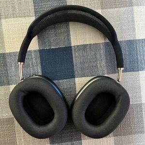 Apple AirPod Maxes Like New